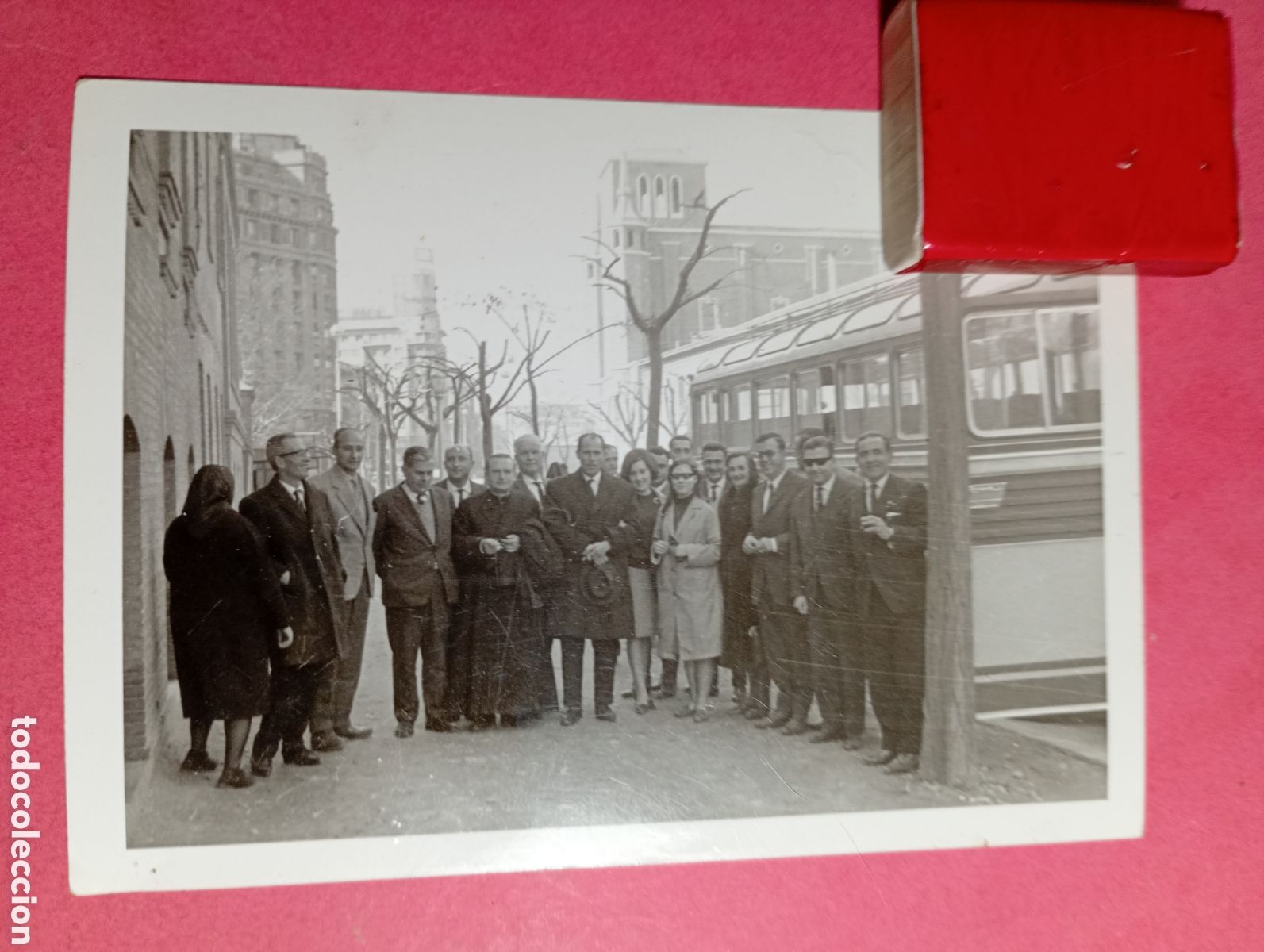 Antique Photography: GRUPO EXCURSI&Oacute;N CON UN CURA - PROBABLEMENTE CULTURAL - TODO EL GRUPO H/M JUNTO AUTOB&Uacute;S EN LA ACERA