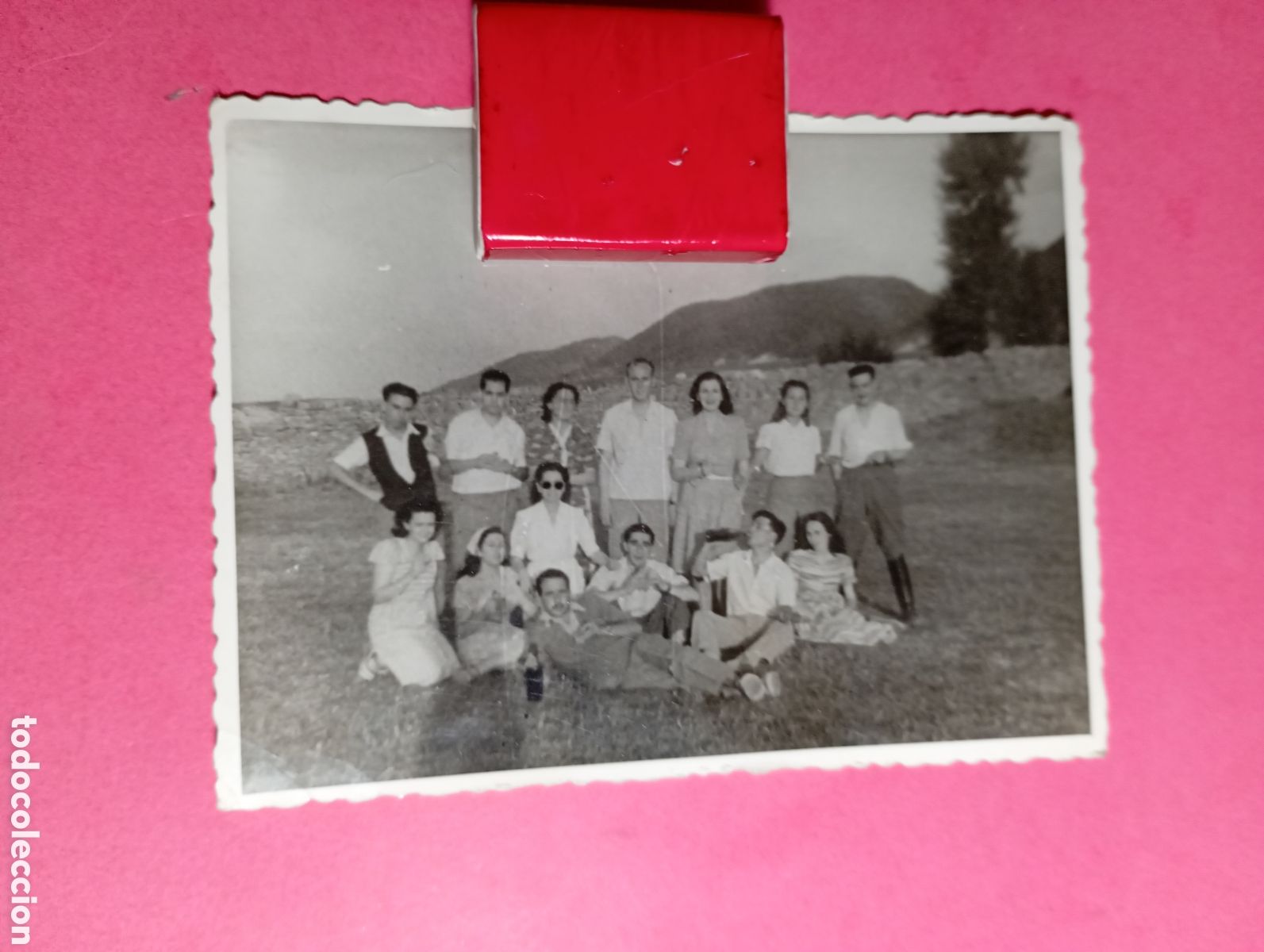 Fotograf&iacute;a antigua: GRUPO SIETE MUJERES Y SIETE HOMBRES, AL PARECER POR LAS BOTELLAS, DE MERIENDA EN EL CAMPO &iquest;? B/N