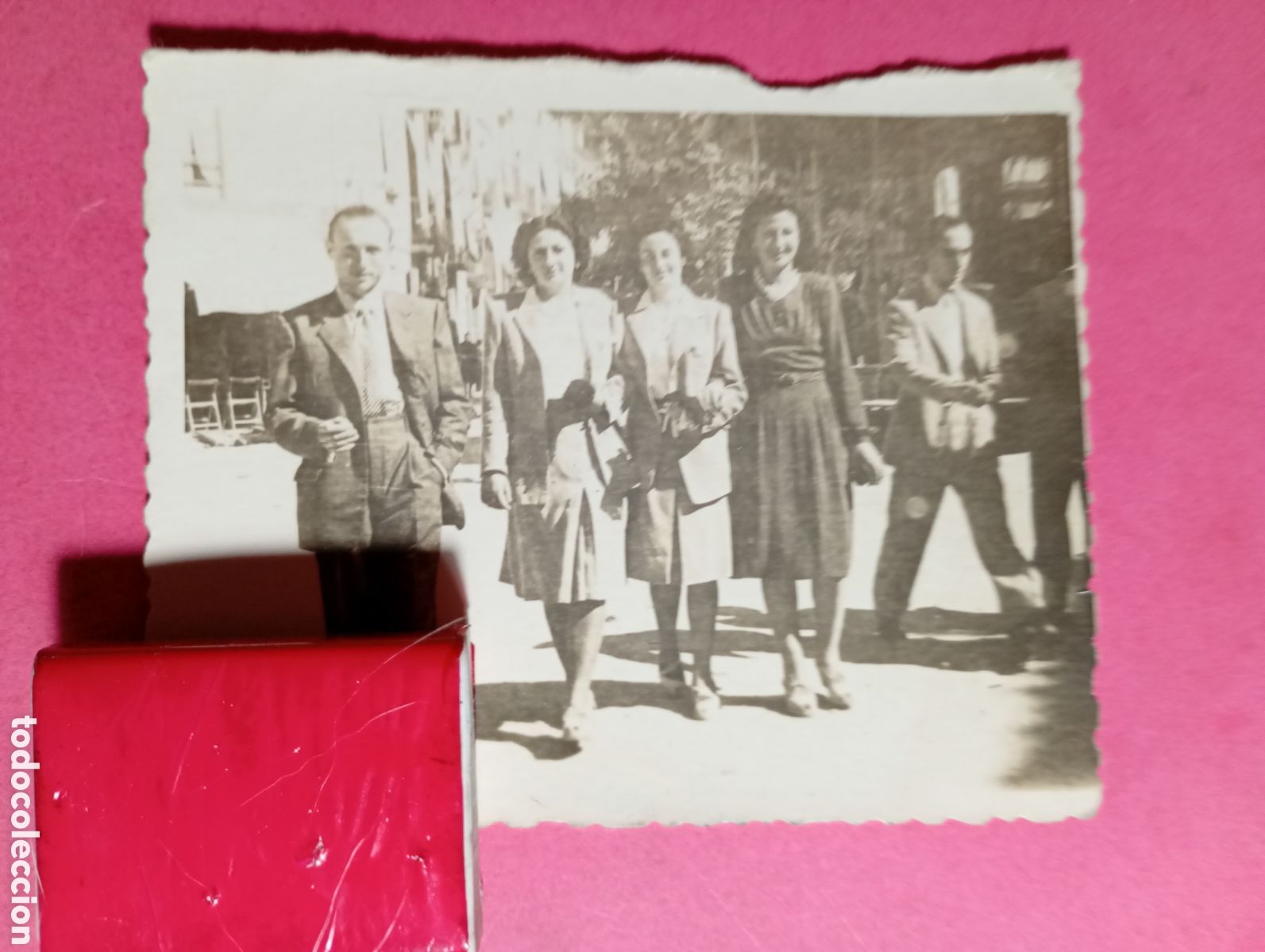 Fotograf&iacute;a antigua: barcelona 40/50&acute;s ca. b/n 3 mujeres paseando con un hombre y hombre paseando gran zancada lat. dcho.