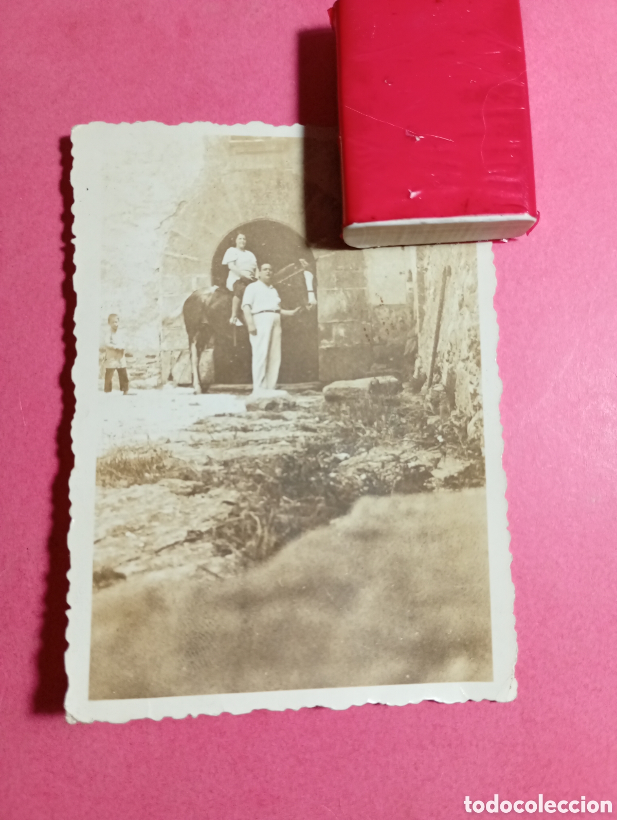 Fotograf&iacute;a antigua: TAGAMANENT (FIGAR&Oacute;) - 1933 - JULIO..........Y DOLORES........... ELLA A CABALLO DELANTE DE UN PORTAL