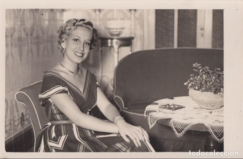 Fotograf&iacute;a antigua: ANTIGUA FOTOGRAFIA MUJER CON VESTIDO BLANCO Y NEGRO ESCOTE EN V - DORSO EN BLANCO - (9X13,5)