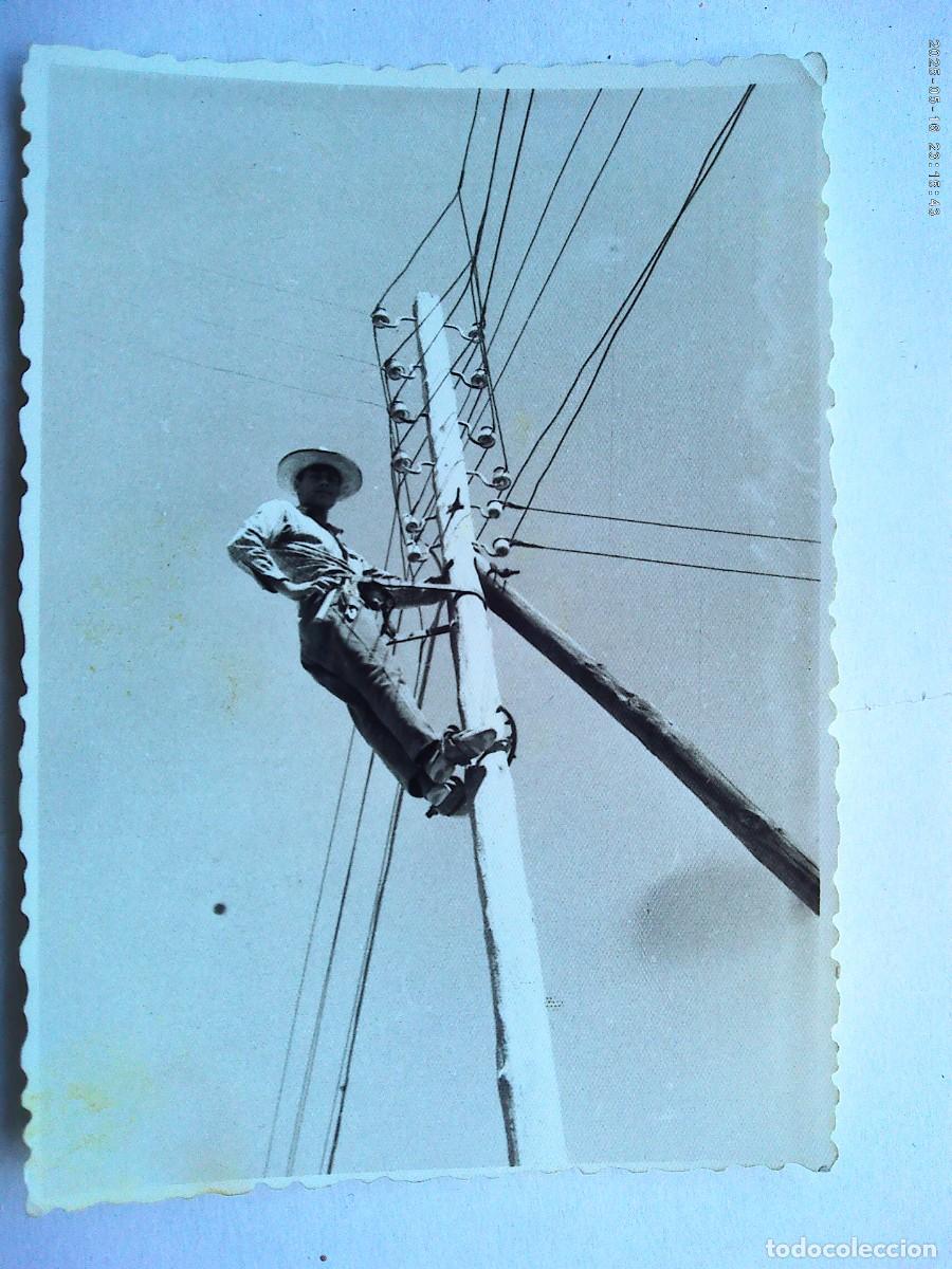 Fotograf&iacute;a antigua: FOTO DE TRABAJADOR , OPERARIO, ENCARAMADO A UN POSTE DE LA LUZ