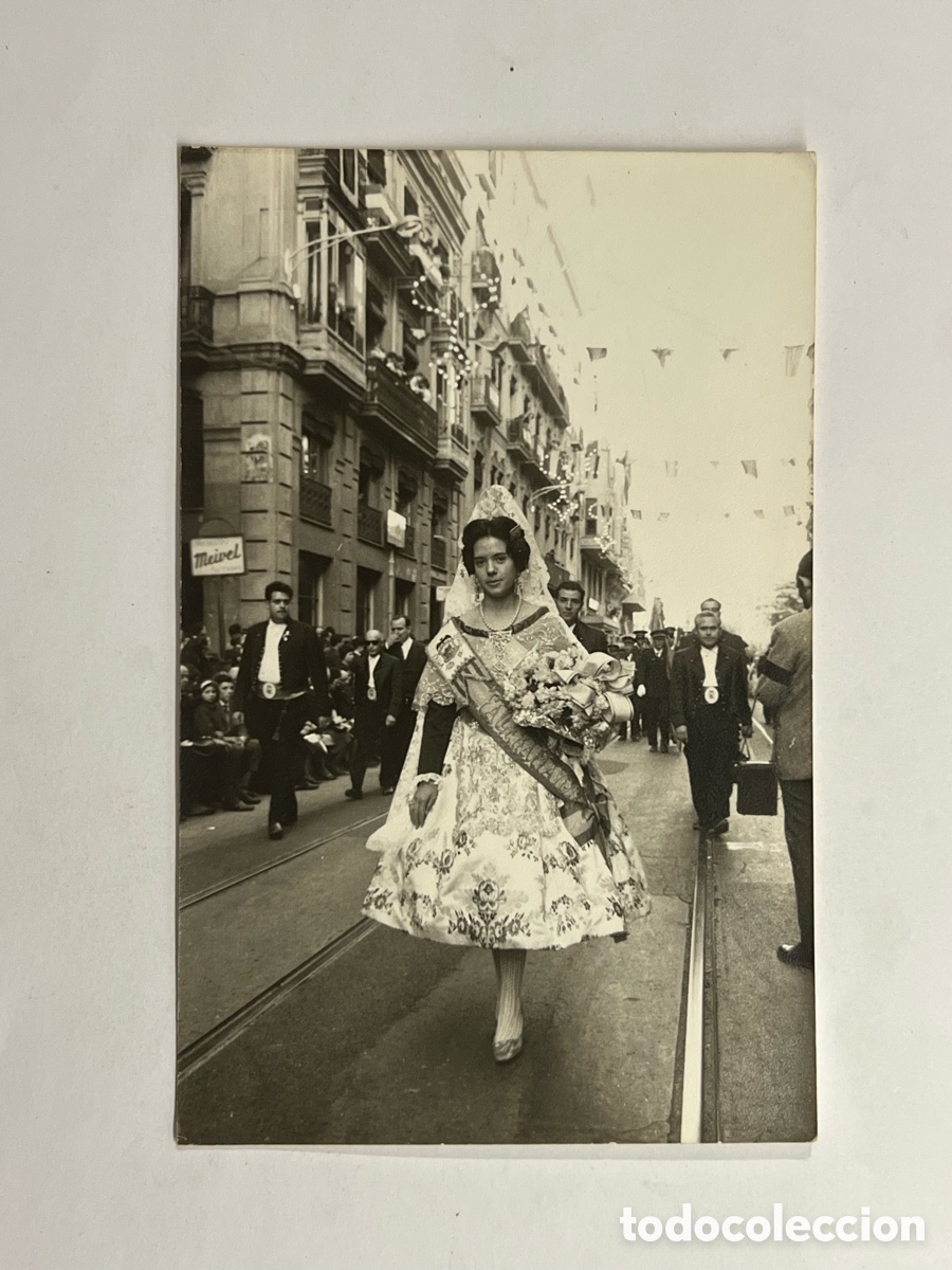Fotograf&iacute;a antigua: FALLERAS. Fotograf&iacute;a Desfile Fallera Mayor .. (h.1960?) Foto Nicol&aacute;s Fernandez. Medidas: 14 x 9
