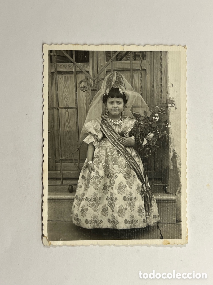 Fotograf&iacute;a antigua: FALLERA. Falla Calle Alta - Santo Tomas Valencia. Ni&ntilde;a sonriente con ramo de flores (a.1960)