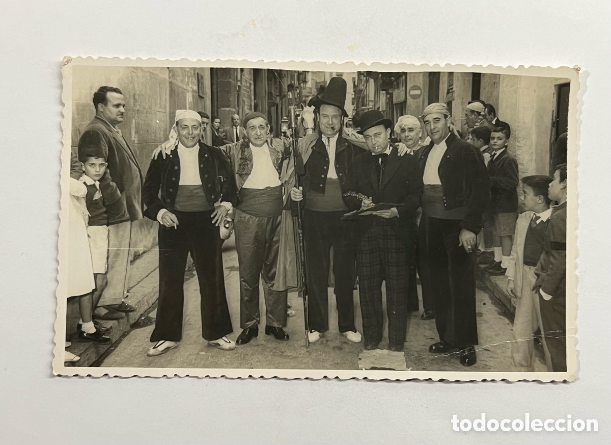 Fotograf&iacute;a antigua: FALLAS Y FALLEROS&hellip; Fotograf&iacute;a Algarabia, j&uacute;bilo y risas.. Grupo de falleros (h.1950?) Foto Gavila