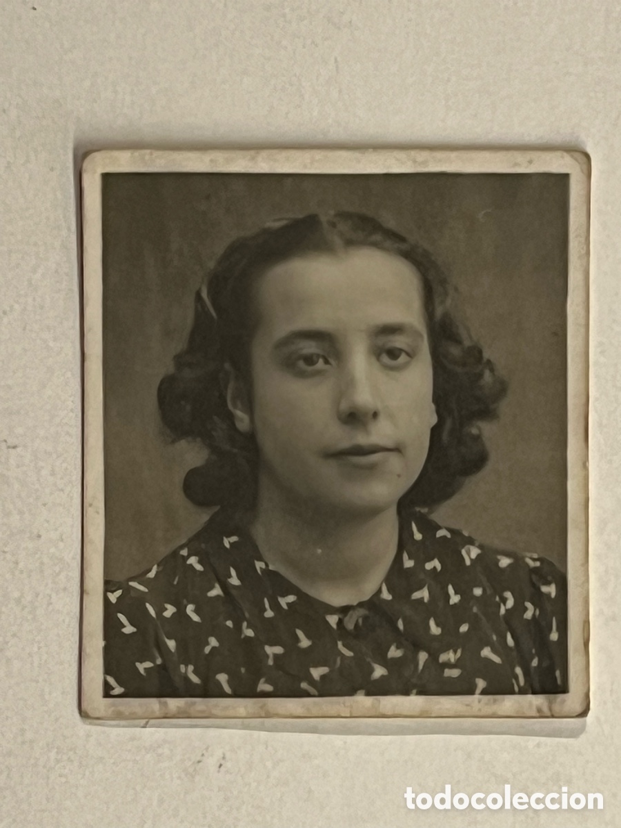 Fotograf&iacute;a antigua: FOTOMATON. Fotograf&iacute;a de Postguerra&hellip; Joven con Blusa negra (h.1945?) Med&iacute;das: 3,2 x 3,5