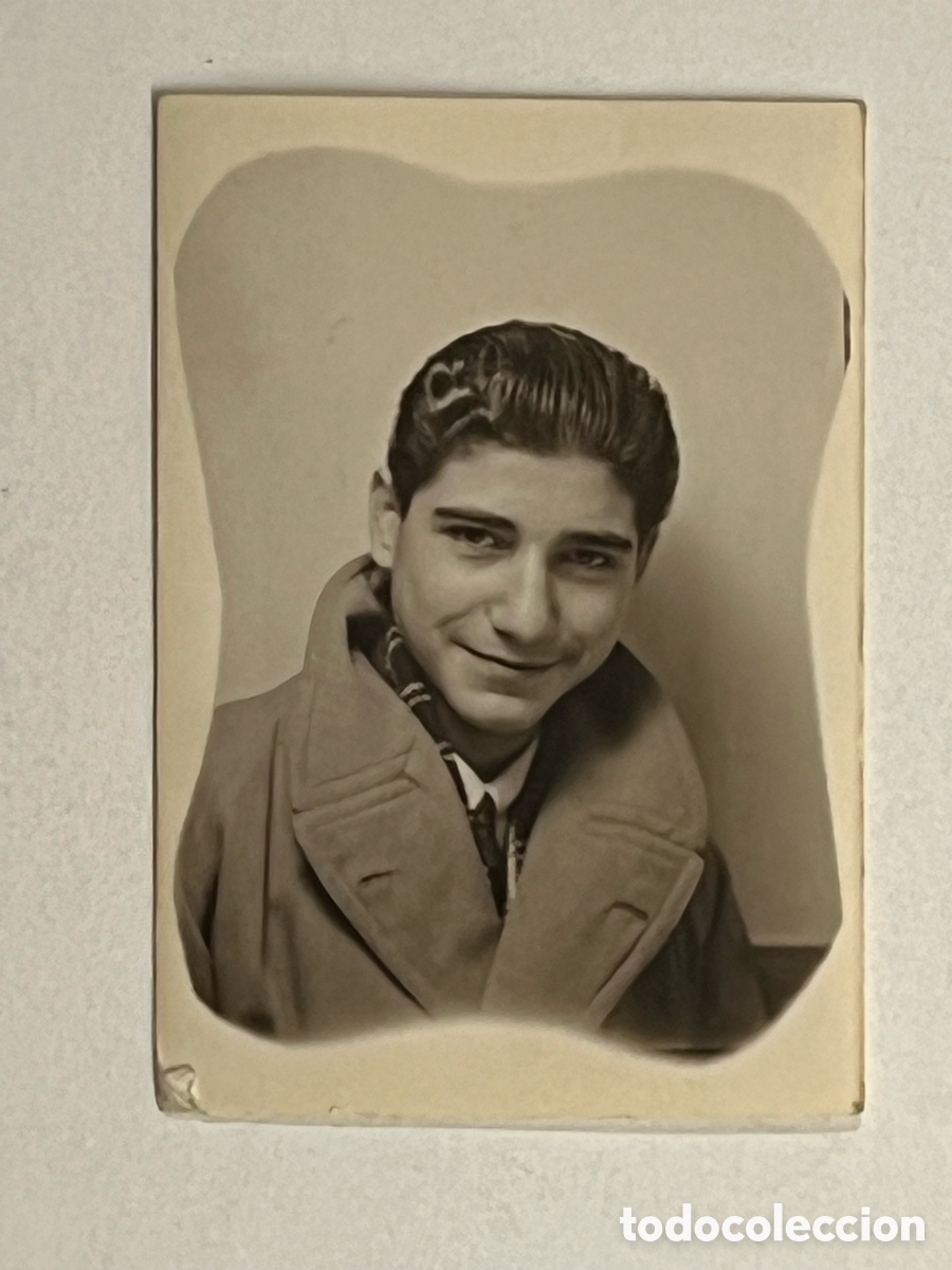 Fotograf&iacute;a antigua: FOTOMATON. Fotograf&iacute;a de un joven estudiante con abrigo.. (h.1950?) Med&iacute;das: 3,8 x 5,5 cm