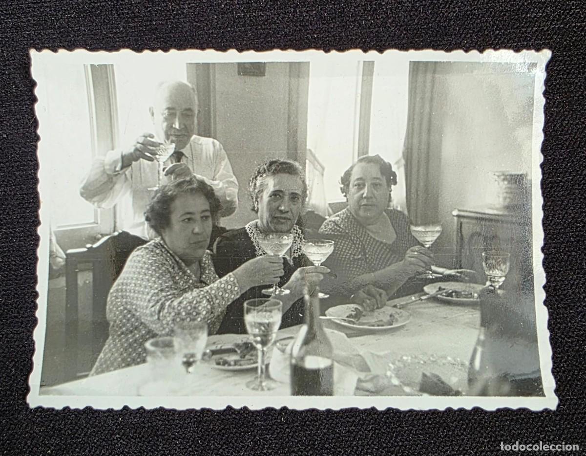 Fotograf&iacute;a antigua: Fotograf&iacute;a antigua reuni&oacute;n familiar brindis en mesa a&ntilde;os 50 escena cotidiana vintage