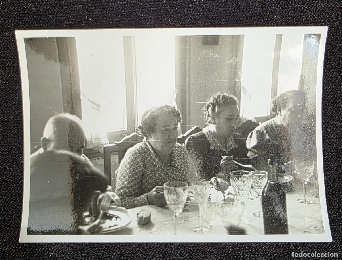 Fotograf&iacute;a antigua: Fotograf&iacute;a antigua comida familiar interior a&ntilde;os 50 escena dom&eacute;stica vintage