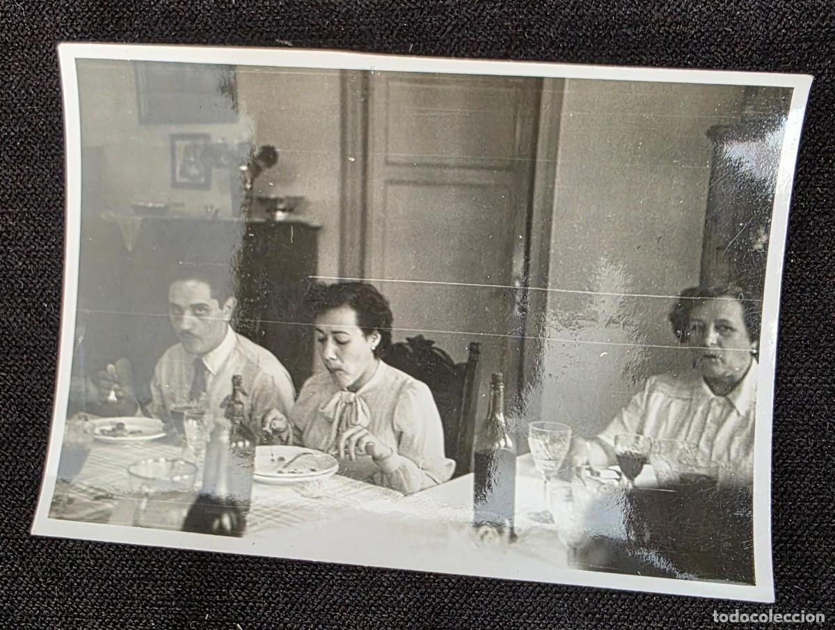 Fotograf&iacute;a antigua: Fotograf&iacute;a antigua comida familiar interior a&ntilde;os 50 escena dom&eacute;stica vintage