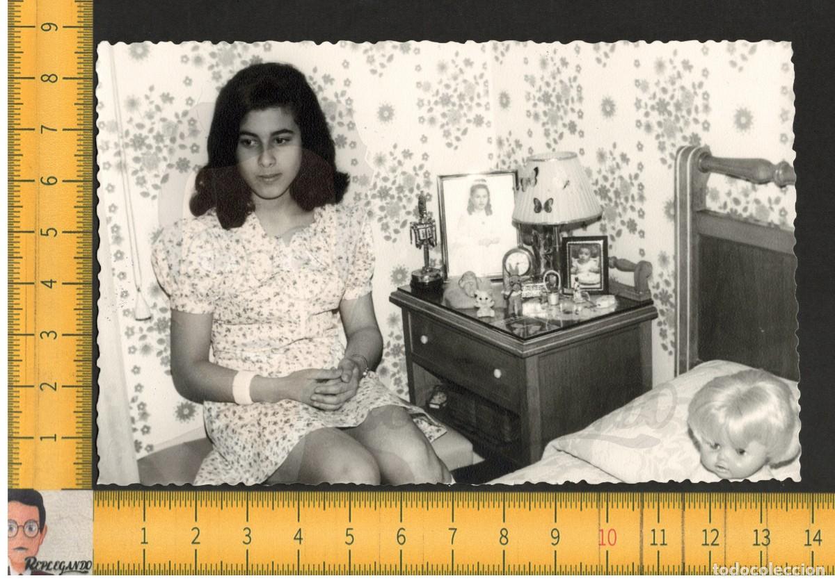 Fotograf&iacute;a antigua: NI&Ntilde;A MIRADA MELANC&Oacute;LICA Y MU&Ntilde;ECA - VESTIDO ESTAMPADO PAPEL - FOTO ANTIGUA A&Ntilde;OS 60 - INFANCIA FELIZ