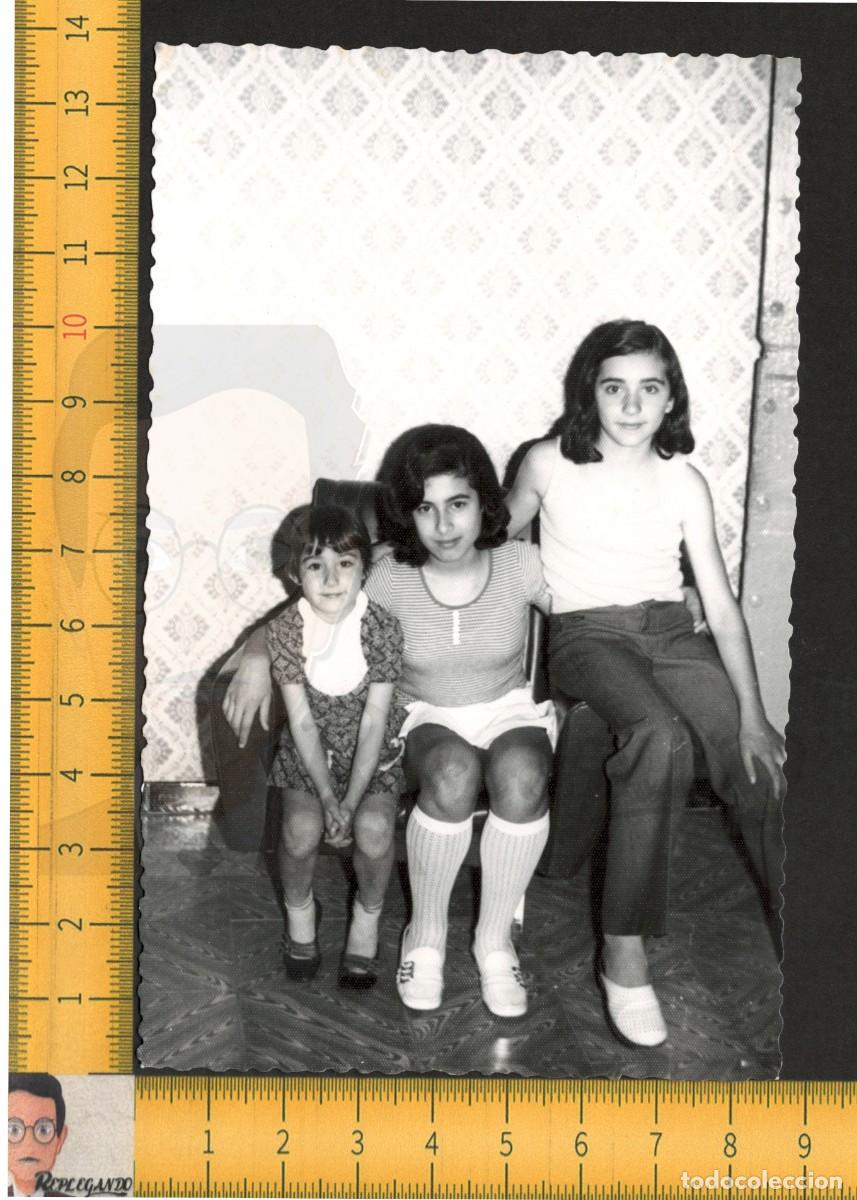 Fotograf&iacute;a antigua: TR&Iacute;O DE NI&Ntilde;AS SONRIEN SENTADAS EN SOF&Aacute; DE &Eacute;POCA - FOTO ANTIGUA A&Ntilde;OS 60 - INFANCIA FELIZ ESPA&Ntilde;A