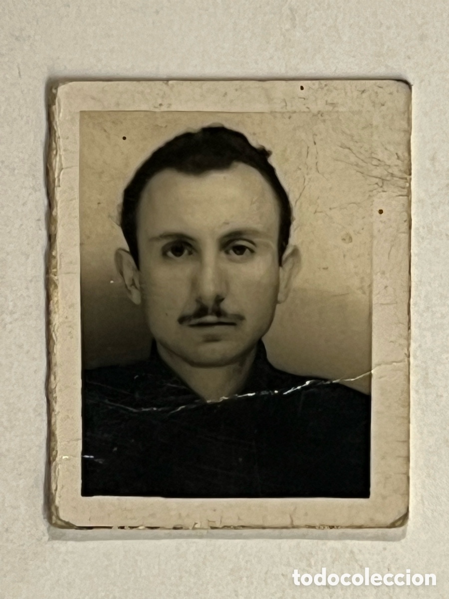 Fotografia antiga: FOTOMATON. Fotograf&iacute;a de postguerra.. joven con bigotito.. (h.1940?) Medidas: 3 x 3,5 cm.,