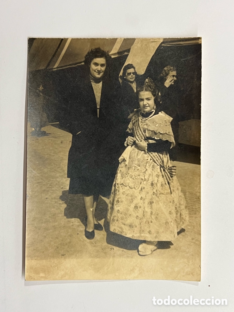 Fotograf&iacute;a antigua: FALLAS Y FALLERAS. Fotograf&iacute;a J. Sevilla.. Madre con su peque&ntilde;a ni&ntilde;a vestida de fallera (h.1960?