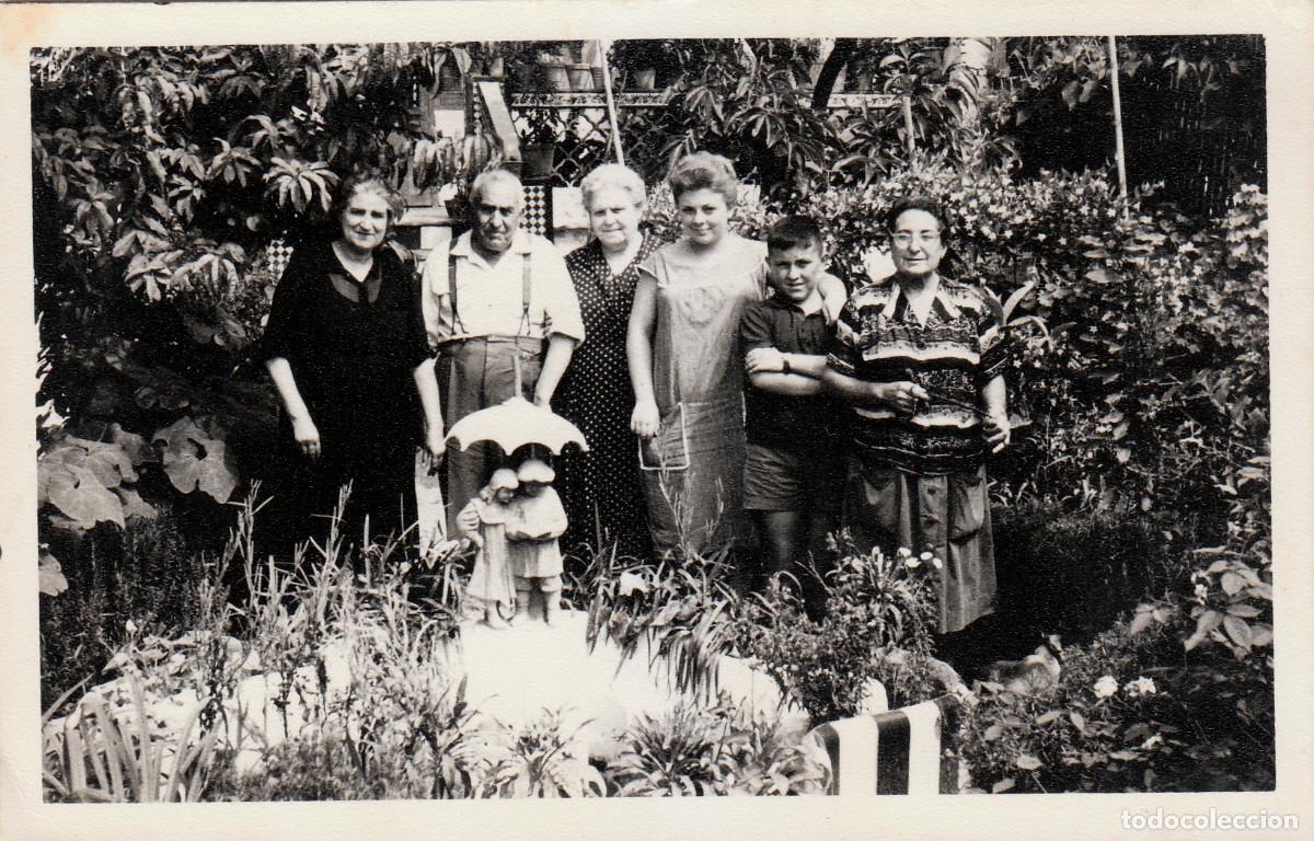 Fotograf&iacute;a antigua: Familia en el jard&iacute;n. Benim&agrave;met, Valencia. A&ntilde;os 50 pc