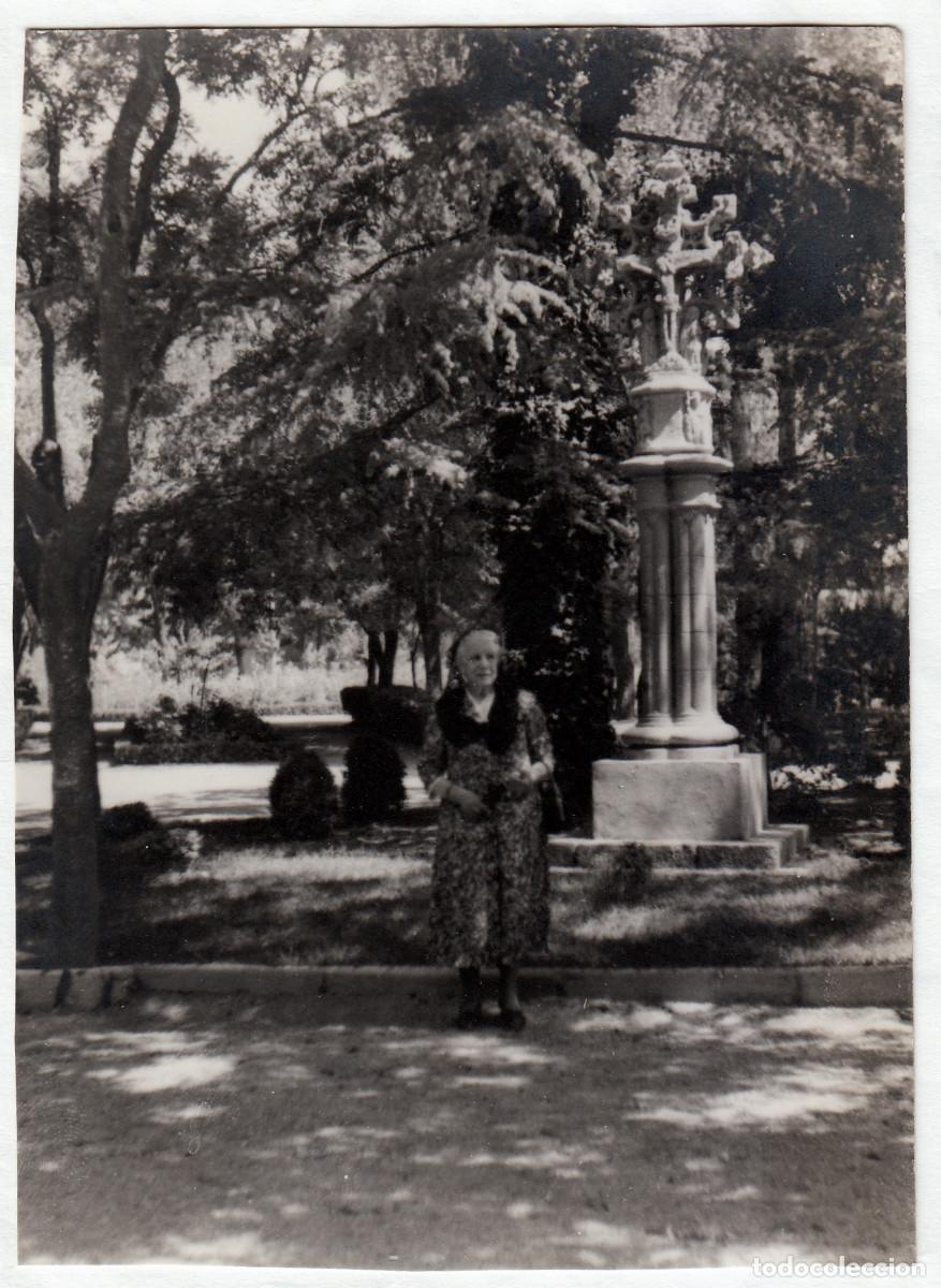 Antique Photography: Albacete. Cruz de t&eacute;rmino en el Parque de Canalejas. Dama. A&ntilde;os 50 pc
