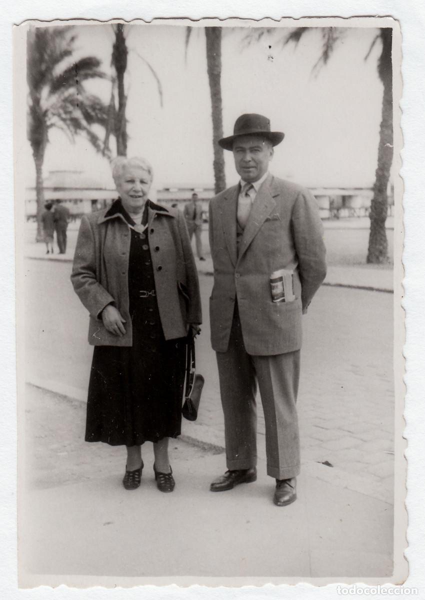 Fotograf&iacute;a antigua: Alicante. Pareja en el paseo. A&ntilde;os 50 pc