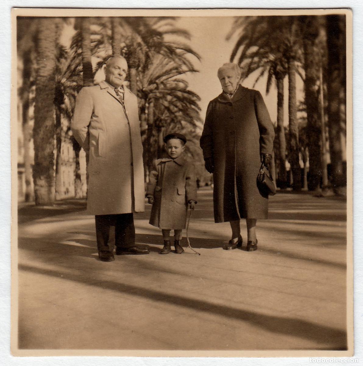 Fotograf&iacute;a antigua: Alicante. Pareja con su nieto en el paseo. A&ntilde;os 50 pc