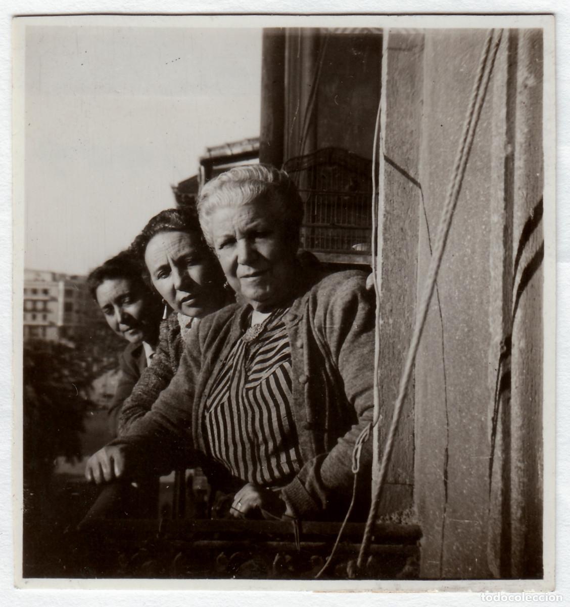 Fotograf&iacute;a antigua: Alicante. Amigas asomadas al balc&oacute;n. A&ntilde;os 40 pc