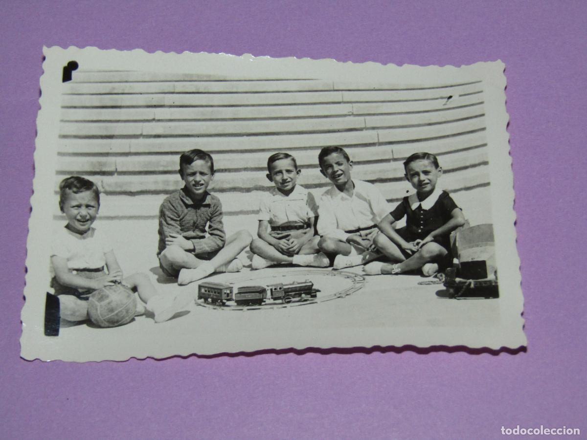 Fotograf&iacute;a antigua: Antigua Fotograf&iacute;a Ni&ntilde;os con TREN, CAMION y BAL&Oacute;N de Juguete