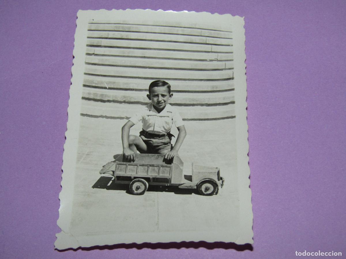 Fotograf&iacute;a antigua: Antigua Fotograf&iacute;a Ni&ntilde;o con GRAN CAMION de Juguete
