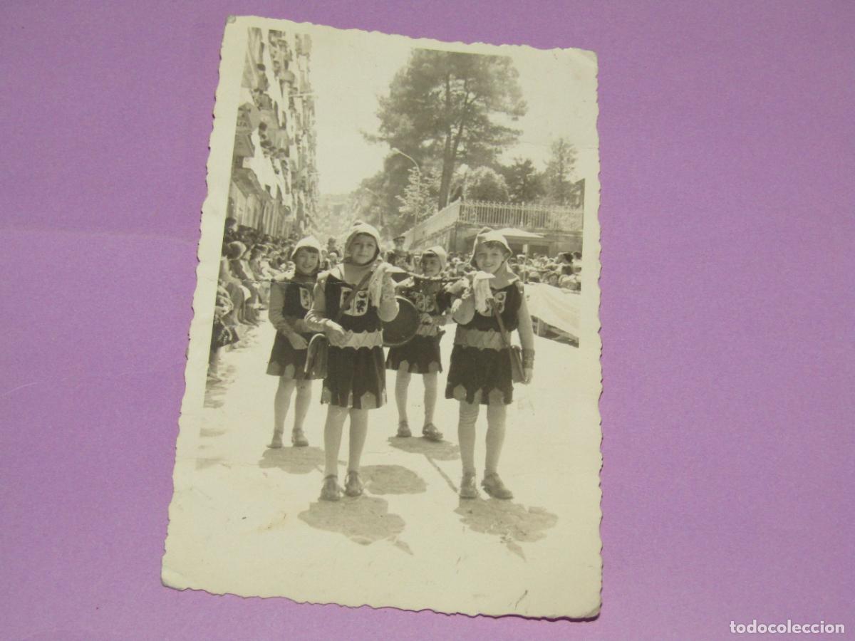 Fotografia antiga: Antigua Fotograf&iacute;a Ni&ntilde;os MOROS y CRISTIANOS en Alcoy de Reportajes PEPITO del A&ntilde;o 1962