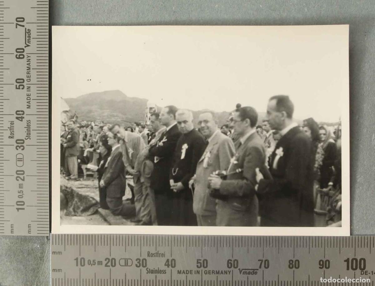 Alte Fotografie: FOTOGRAFIA. NAGASAKI. REZANDO MISA FESTIVAL DE LA PAZ? VISITA ESPA&Ntilde;OLA JAPON HACIA 1947