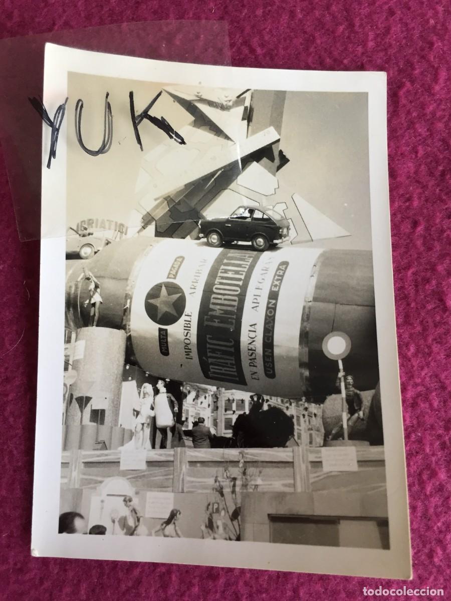 Fotografia antiga: FOTO DETALLE DE FALLA DE LA PLAZA DEL CAUDILLO 1968 - FALLAS VALENCIA - EMBOTELLAMIENTO DE TRAFICO