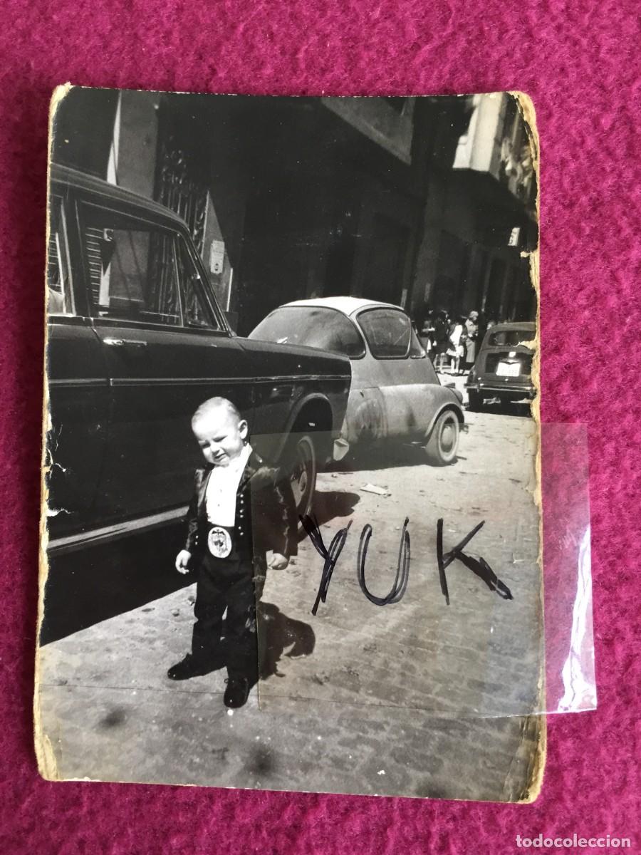 Fotograf&iacute;a antigua: FOTOGRAFIA DE NI&Ntilde;O FALLERO Y DETRAS UN ISO ISETTA - UN SEAT 131 Y UN 600 - FALLAS DE VALENCIA