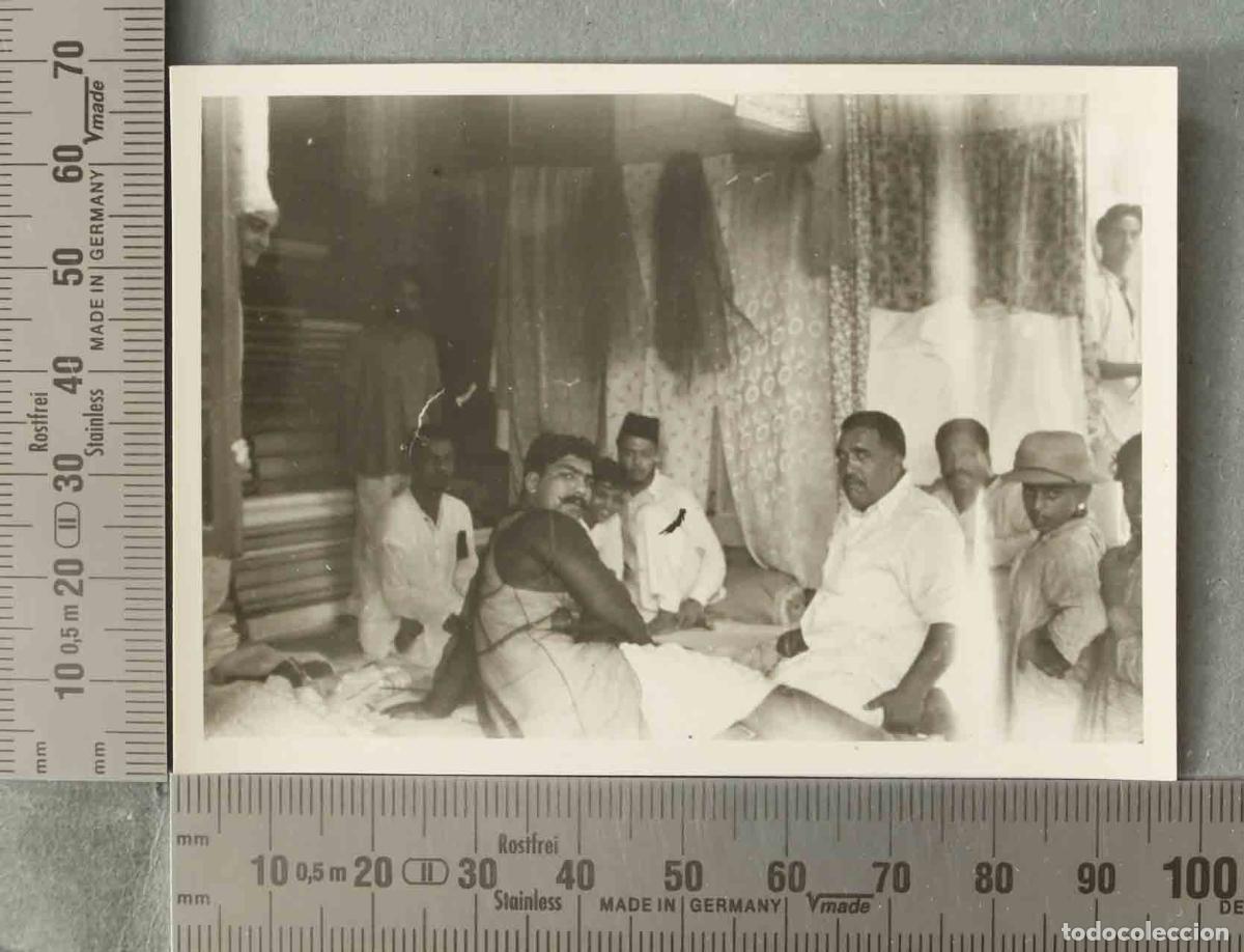 Fotograf&iacute;a antigua: FOTOGRAFIA. TIPOS PAKISTANIES TIENDA DE TELAS VISITA ESPA&Ntilde;OLA HACIA 1947