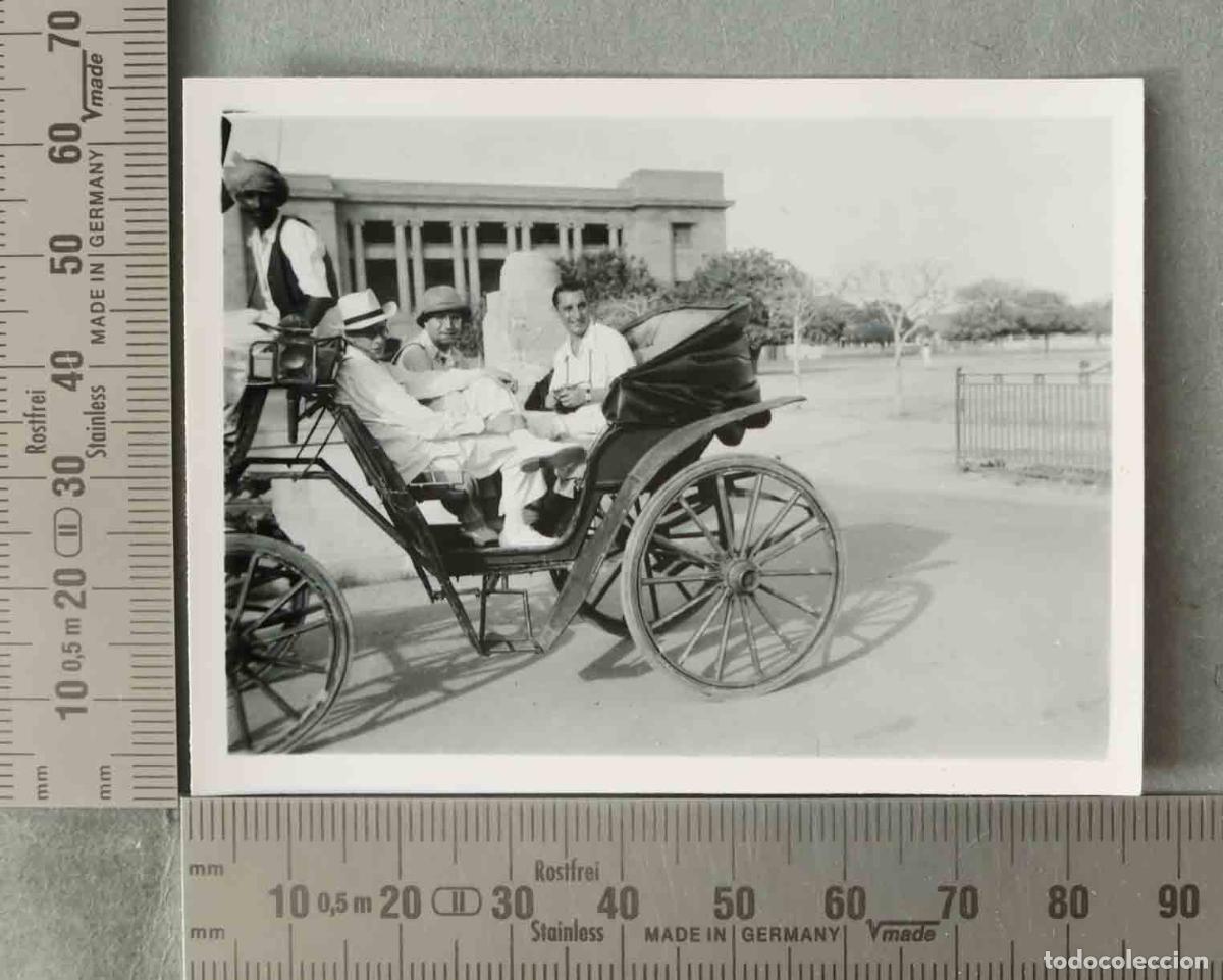 Fotograf&iacute;a antigua: FOTOGRAFIA. VISITA ESPA&Ntilde;OLA HACIA 1947. CARRUAJE KARACHI