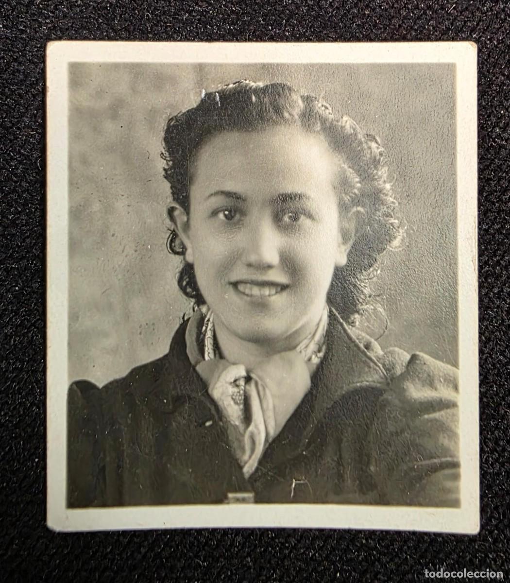 Fotograf&iacute;a antigua: Fotograf&iacute;a antigua retrato joven mujer con pa&ntilde;uelo &ndash; dedicatoria manuscrita &ndash; formato 6x4 cm a&ntilde;os 40