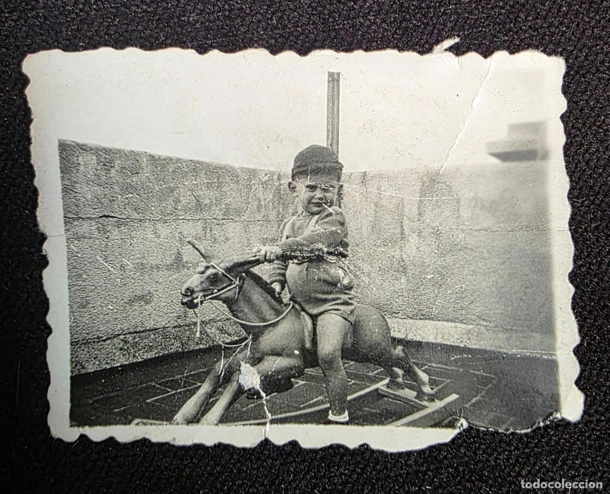 Fotograf&iacute;a antigua: Fotograf&iacute;a antigua ni&ntilde;o en caballo de juguete &ndash; a&ntilde;o 1950 &ndash; escena infantil vintage &ndash; 6x4 cm