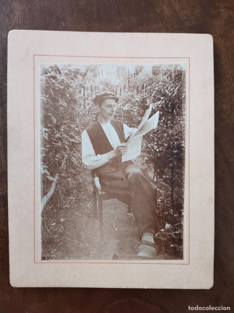 Fotograf&iacute;a antigua: Fotograf&iacute;a se&ntilde;or leyendo el peri&oacute;dico. A Scholz. A&ntilde;o 1903. Original.