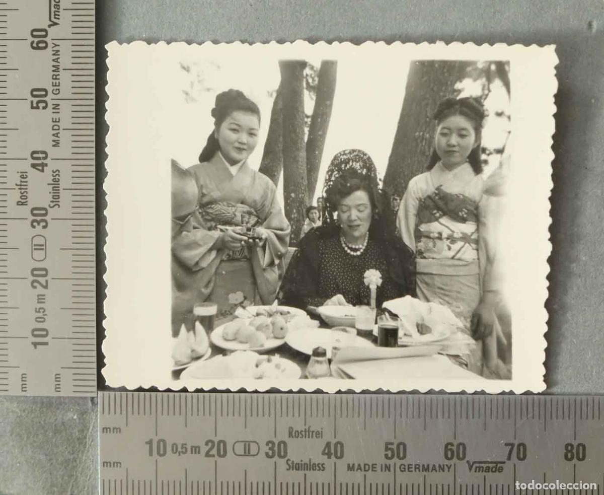 Fotograf&iacute;a antigua: FOTOGRAFIA. Mujeres con kimono Y ESPA&Ntilde;OLA COMIENDO HACIA 1947