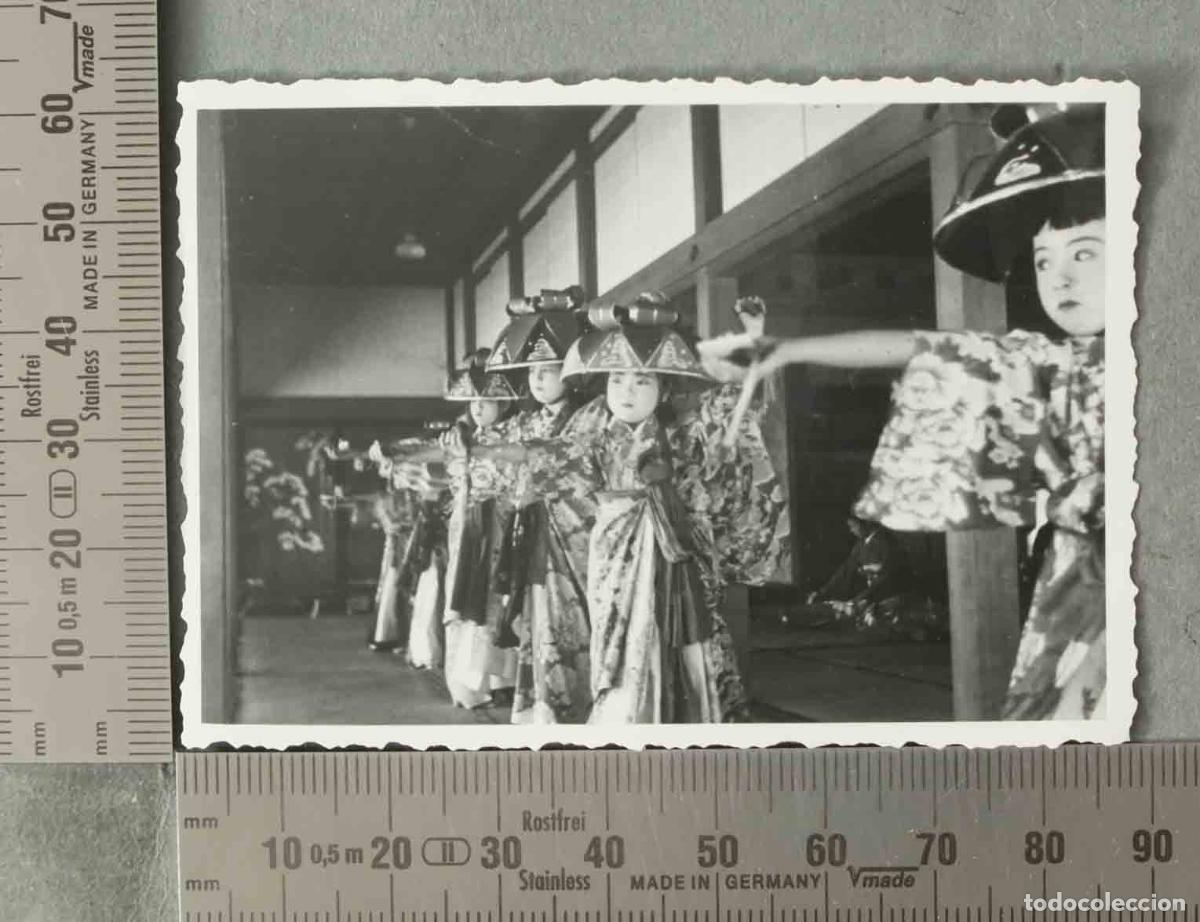 Fotograf&iacute;a antigua: FOTOGRAFIA. DANZA TRADICIONAL JAPON. NI&Ntilde;AS HACIA 1947