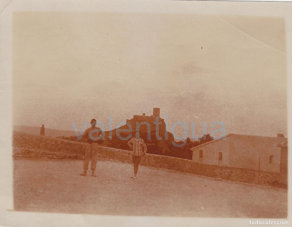 Fotograf&iacute;a antigua: Magn&iacute;fica foto. Vista del castillo y campanario de Biar, Alicante. Labradores. A&ntilde;os 20 pc
