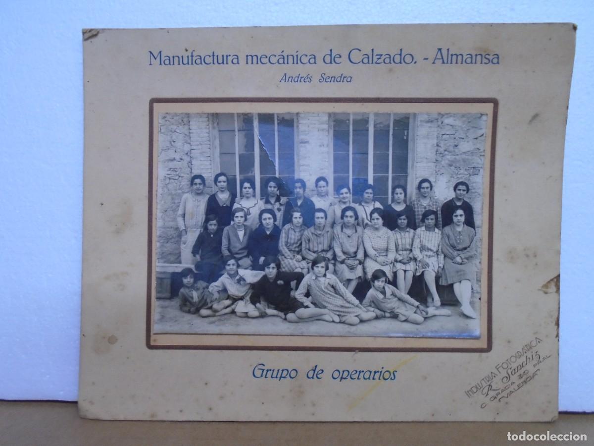 Fotografia antica: ALMANSA(ALBACETE)ANTIGUA FOTO OPERARIAS FABRICA DE CALZADO DE ANDR&Eacute;S SENDRA.C.A.1930.RARA.