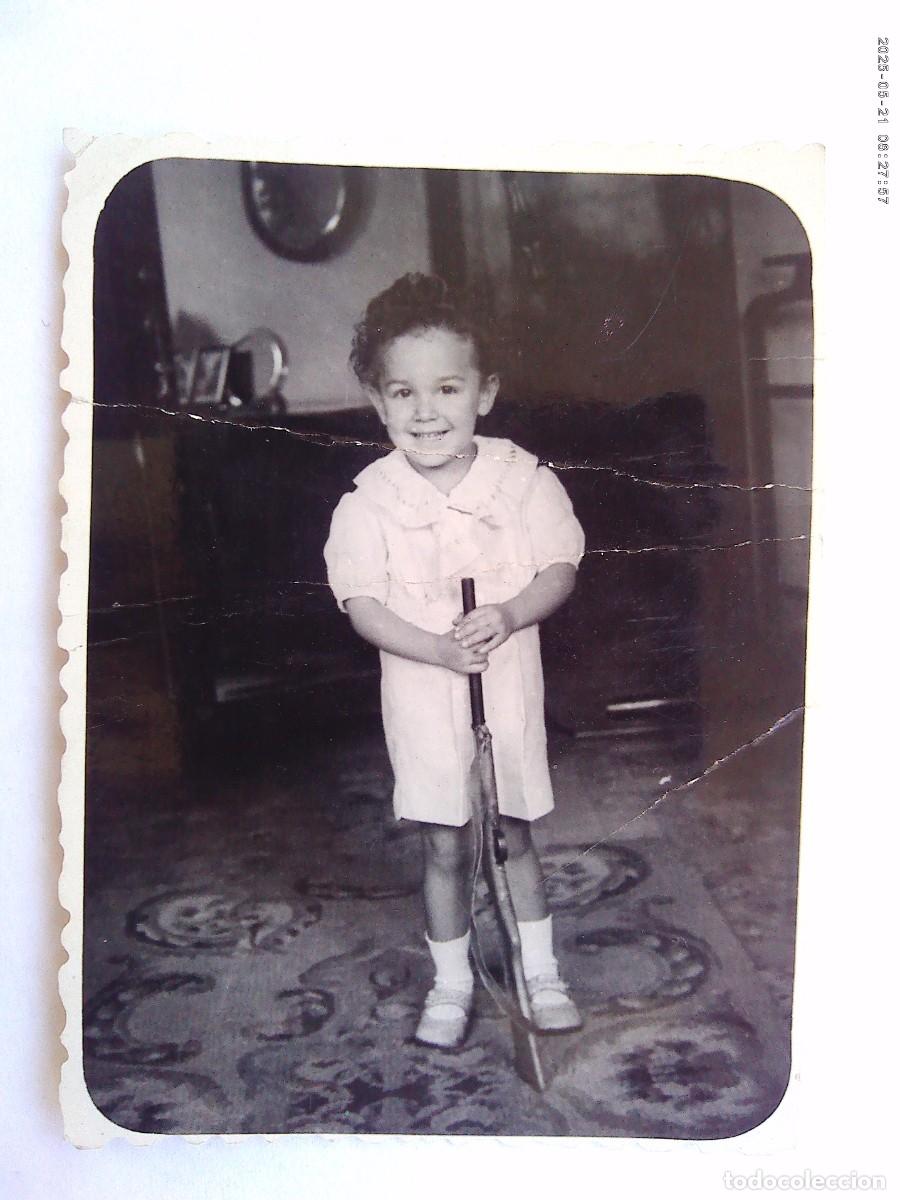 Fotograf&iacute;a antigua: FOTO DE NI&Ntilde;O CON ESCOPETA DE JUGUETE , 1949 . DE SEGURA , OVIEDO