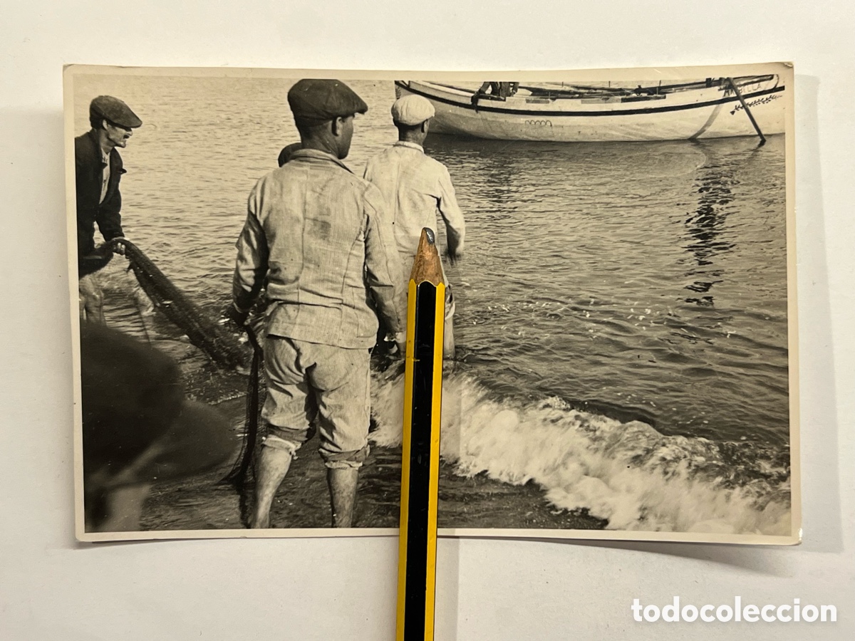 Fotograf&iacute;a antigua: TOSSA DE MAR ? (Girona) Fotograf&iacute;a costumbrista.. Pescant a la Platja&hellip;? (h.1940?)