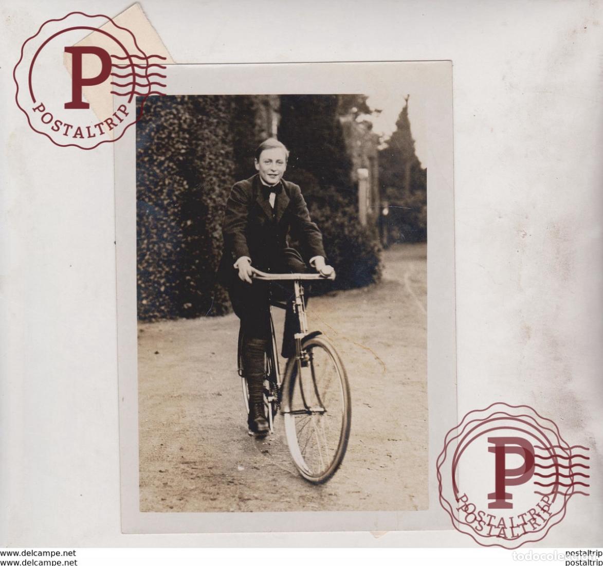 Fotograf&iacute;a antigua: PRINCE OLAF SON OF KING HAAKON AND QUEEN MAUD NORWAY CYCLIST MOUNT SANDRINGHAM BICI16*12CM Fonds Vic