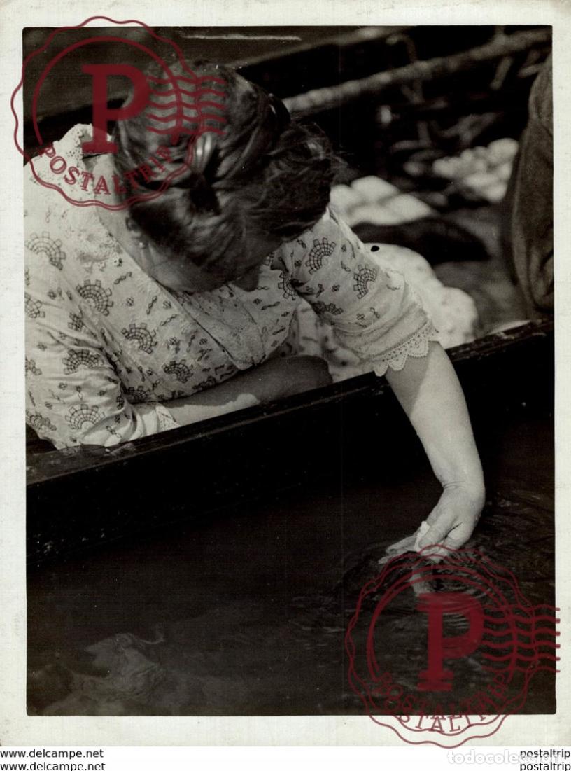 Fotograf&iacute;a antigua: FEEDING FISHES 22*16CM Fonds Victor FORBIN 1864-1947