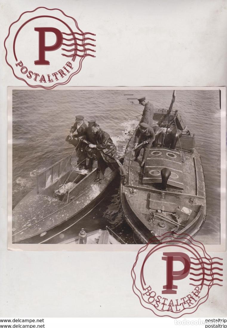 Photographie ancienne: TRIPPERS IN A SPEEDBOAT BLAZE RAF OFFICERS FIGHT A FIRE PLYMOUTH FIREMEN BOMBEROS 20*15CM Fonds Vic