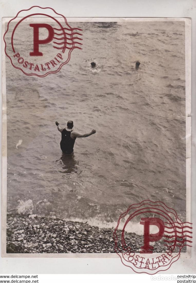 Photographie ancienne: LONDON GIRL SWIMS THE CHANNEL MISS HILDA SHARP AT DOVER HMS DUNDALK 25*20CM Fonds Victor FORBIN 186