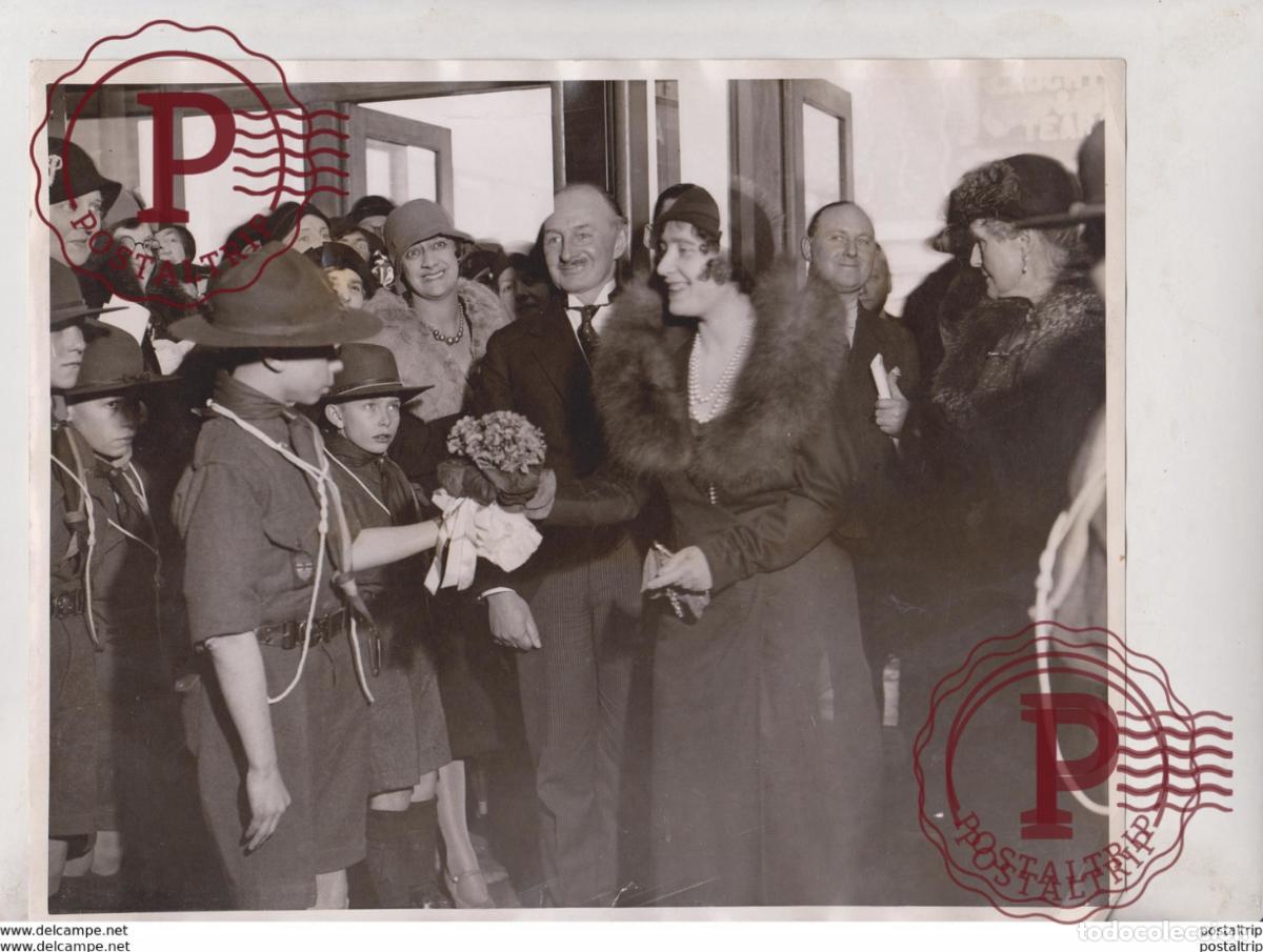 Fotografia antica: SCOUTISMO SCOUT DUCHESS OF YORK ATTENDS MATINEE ADELPHI THEATRE DOCKLAND 25*20CM Fonds Victor FORBI