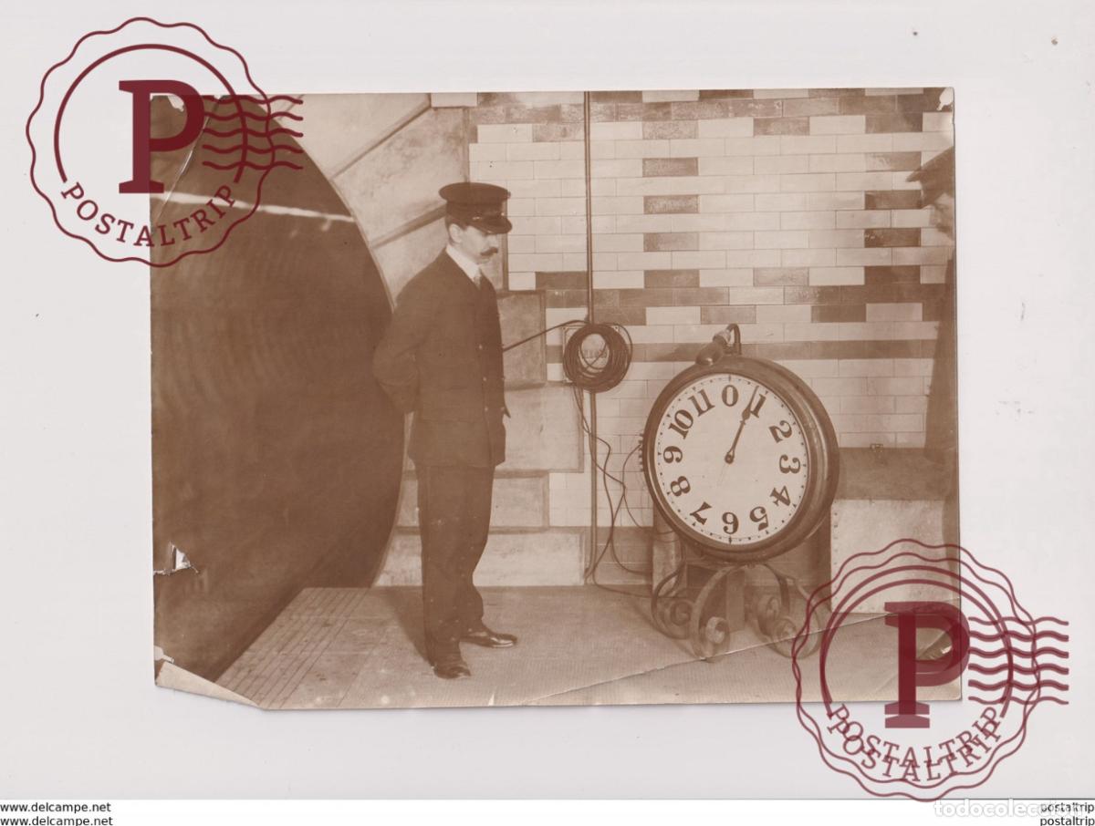 Fotograf&iacute;a antigua: CLOCK THAT TIMES TRAINS PICCADILLY STATION LONDON TRAIN TREN CHEMIN DE FER 21*16CM Fonds Victor FORB