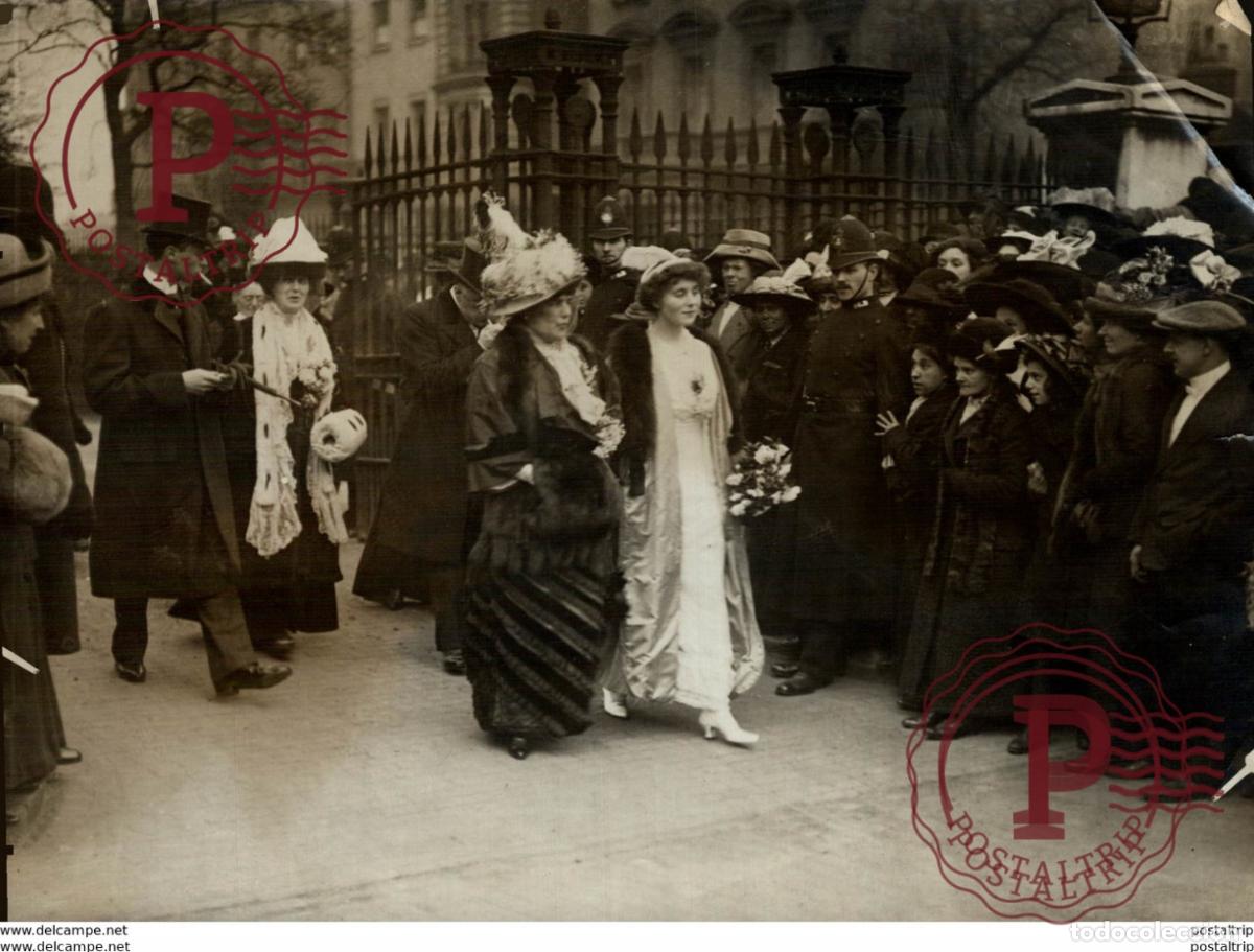 Fotograf&iacute;a antigua: SEE RIGHT CORNER MISS HONOR LEIGH BRIDESMAID ARRIVING 22*16CM Fonds Victor FORBIN 1864-1947
