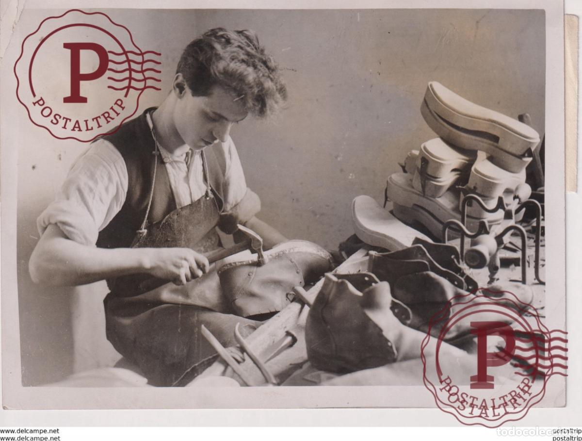 Fotograf&iacute;a antigua: NEW USES FOR OLD ARMY BOOTS ESSEX UK 16*12CM Fonds Victor FORBIN 1864-1947