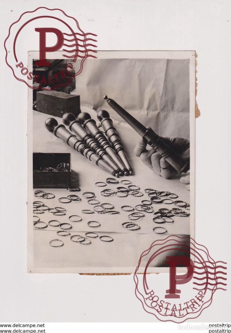 Fotograf&iacute;a antigua: VANITIES MILADY FROM ELEPHANTS HAIR RINGS JEWELRY 20*15CM Fonds Victor FORBIN 1864-1947