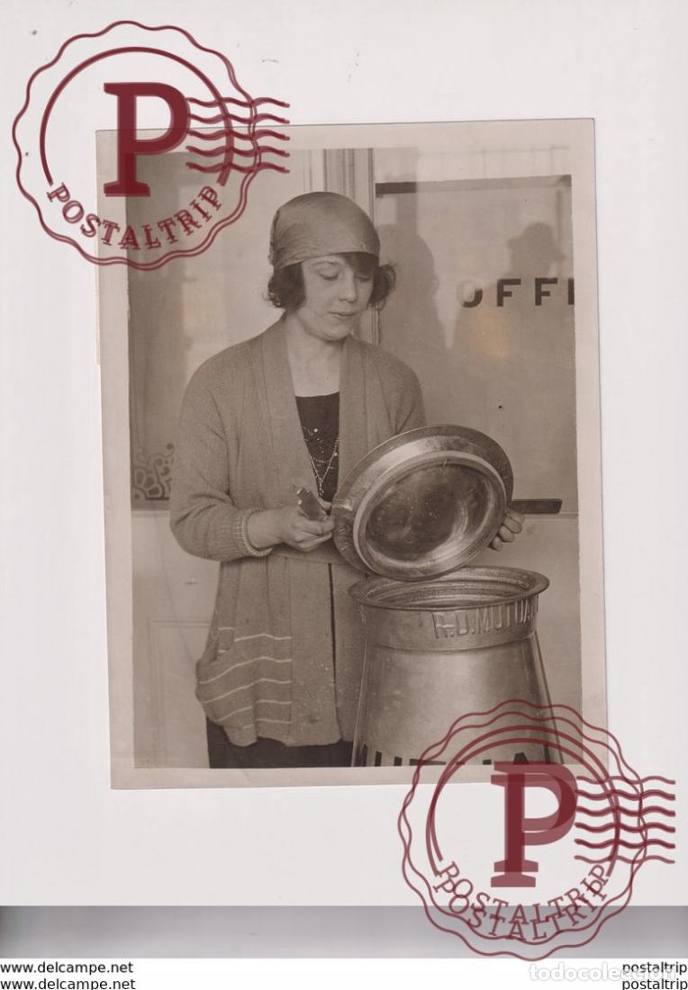 Fotograf&iacute;a antigua: CHURN THAT KEEPS MILK PURE MR SIDNEY HOLE SUSSEX FARMER GREAT ORMOND ST CHILDREN 20*15CM Fonds Vict